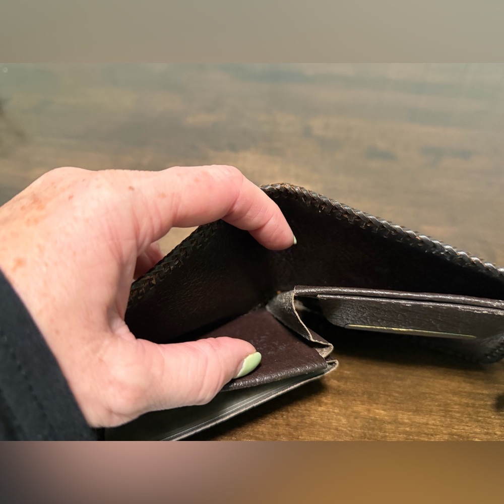 Vintage men’s leather wallet billfold. Bifold wallet. Embossed leather. Dogwood - Picture 7 of 7
